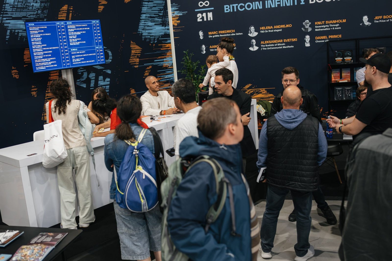 Besucherinnen und Besucher im Ausstellungsbereich der BTC Prague 2026